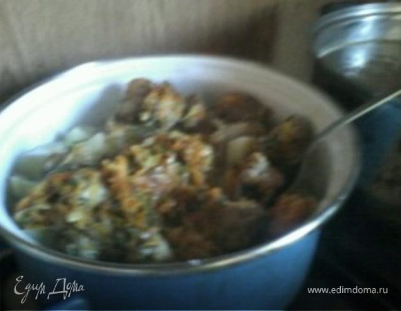 Когда картошка закипит и немного провариться - смешать заправку с картошкой и дать им протушиться минуток 7.