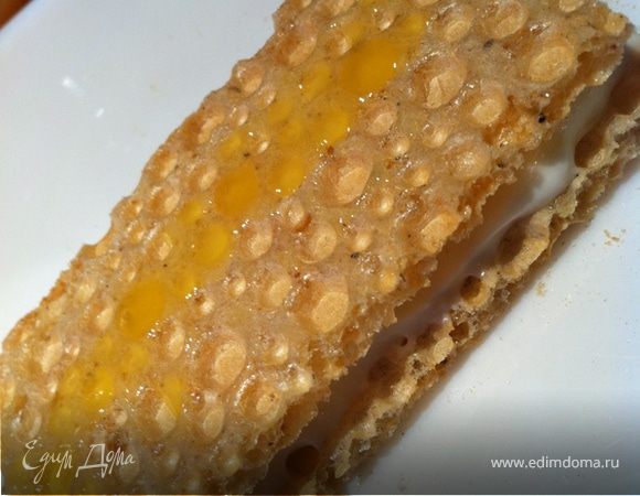 Хлебцы сначало смазываем медом (1 ч.л на хлебец), затем выкладываем творог, накрываем другим хлебцем! И опять смазываем медом