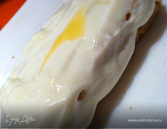 Заливаем все оставшимся творогом, и убираем в холодильник, чтобы все напиталось и хлебцы стали мягкими!:)