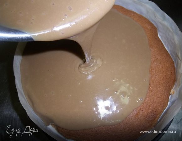 Выливаем сверху на бисквит последний слой и охлаждаем... 