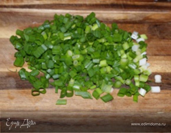 Зеленый лук помыть и порезать как для обычного овощного салата.