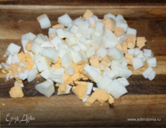 Яйца почистить, порезать кубиками, и добавить к луку. 