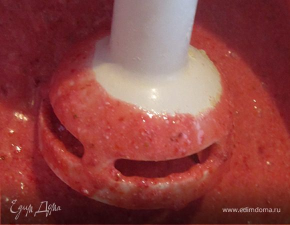 В другой миске блендером сделать клубничное пюре. 