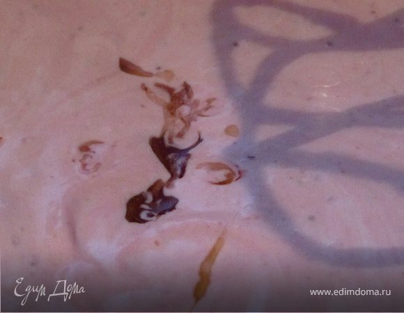 Смешать творожную массу с клубничным пюре, добавить мед жидкий. 
