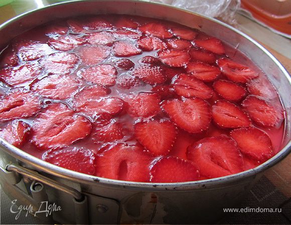 Готовим клубничное желе. Выкладываем на торт порезанную клубнику, заливаем холодным! желе и опять отправляем в холодильник примерно на час. 
Наш легкий летний десерт готов! 

