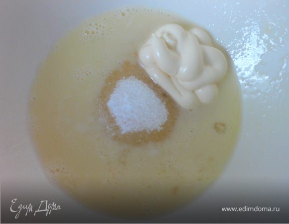 Взбить яйцо с сахаром, солью,майонезом,ванилью