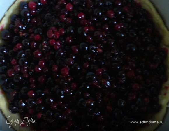 Ягоды смешать с сахаром,добавить крахмал и выложить на корж и выпекать ещё 25-30мин при t180.