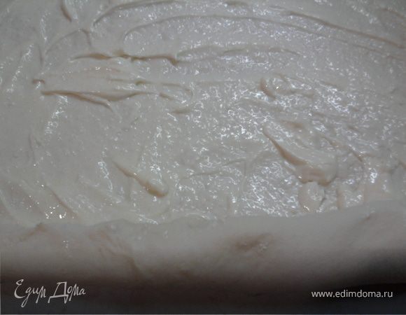 Затем присыпать стол мукой и раскатать тесто толщиной в палец. Смазать его пенистой смесью ванильного сахара с маслом.