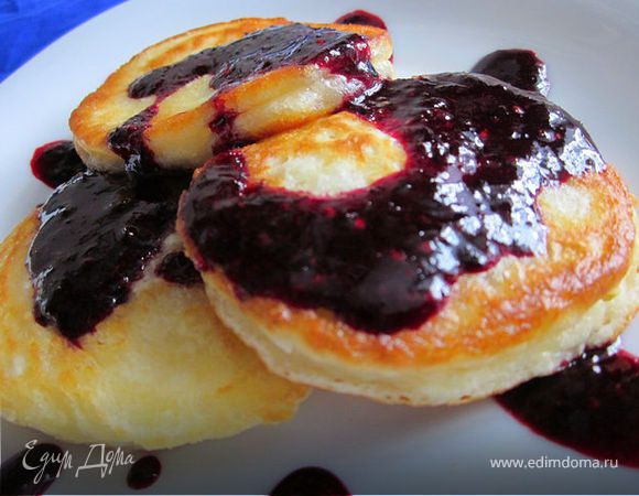 Миксером взбиваем яйца с сахаром, солью, разрыхлителем, добавляем кефир, затем муку. Ещё раз всё взбиваем и даём тесту немного "подышать". Жарим на оладушки и лопаем, кто с чем любит. 