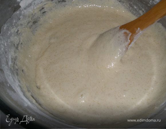 Приготовим опару, для этого подогреем немного молоко, чтобы оно было еле теплым, добавим сахар, соль, дрожжи, муку (столько, чтобы тесто было гуще, чем оладьи). 