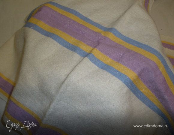 Накрываем полотенцем и даем постоять, пока тесто не поднимется и увеличиться в 3 раза.