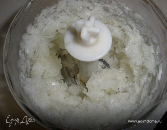 Теперь возьмем луковицу и натрем на терку, шучу конечно, хотя именно так и делала бабушка, если есть блендер перемолоть в чаше :)