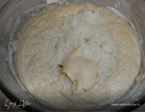 Теперь добавим к опаре смалец и лук, хорошо перемешаем, добавим муку и вымесим тесто, оно должно не липнуть к рукам и быть мягким, накроем полотенцем.