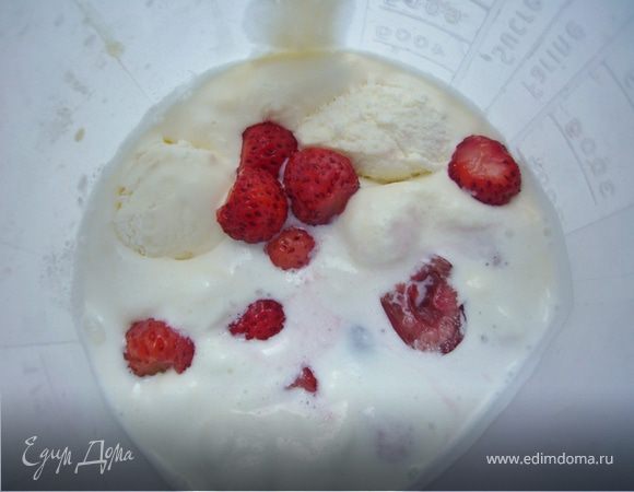 Ягоды вымоть,очистить от веточек .Все ингредиенты взбить.