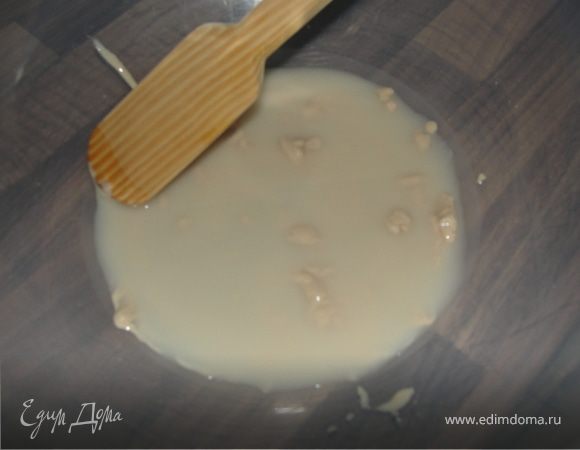 Растворить дрожжи в 100 мл теплой воды. И дать 5 минут постоять.