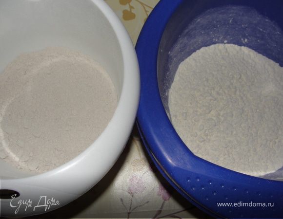 Просеить муку, перемешать оба сорта и постепенно смешать с дрожжами, вливая дополнительно 420 мл теплой воды, тщательно перемешивая. Можно делать это миксером, со спец. насадками для вымески теста или же деревянной палочкой, как делали наши бабушки и мамы. Сюда же влить раст. масло и всыпать соль.  