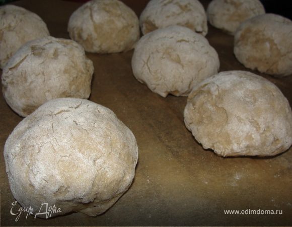 После обмять тесто, сформировать булочки и уложив их на противень или решетку, застелив бумагой для выпечки, дать им еще 1 час подойти.
Разогреть духовку до 250 градусов и
печь булочки 20 минут.