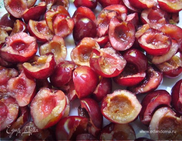 вымой и удали косточки из ягод.
 Залей ягоды соком лимона+апельсина+сахар+корица...(можно и другие специи,как мускатный орех и др.)...*проварить в этом сиропе до размягчения ягод,у меня-около 20 мин.с момента закипания сиропа.***Сироп нужно фильтровать,и  можно проварить в сиропе ещё нужное количество ягод***