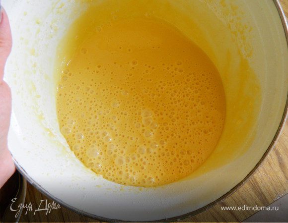Взбить Яйца, сахар и муку.