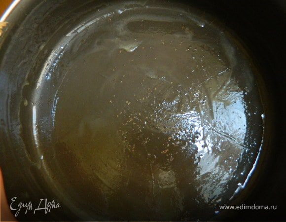 Смазать форму и вылить тесто. Выпекать 15-20мин, при температуре 150 градусов