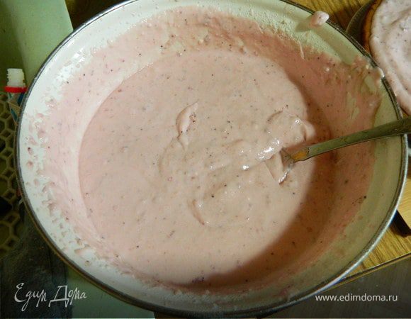 Добавить Порошковые сливки, взбивать на максимальной скорости мин 7-10.Крем поставить в холодильник, он станет гуще.