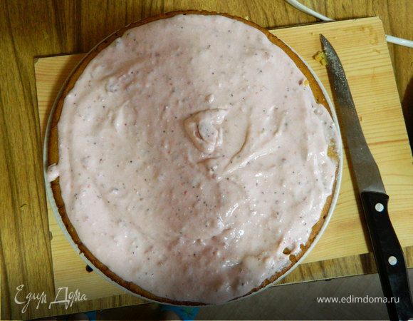 Корж смазать кремом 2, оставить на 20мин, спустя время снова смазать корж, накрыть следующим, повторить промазывание. Крема хватит на 3-4 коржа.