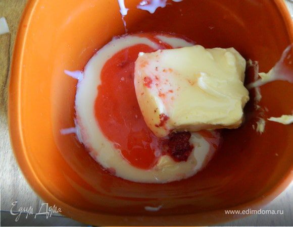 Теперь украшаем Крем 1 
Масло и сгущёнку, я добавила немного сока клубники(для запаха) Взбить