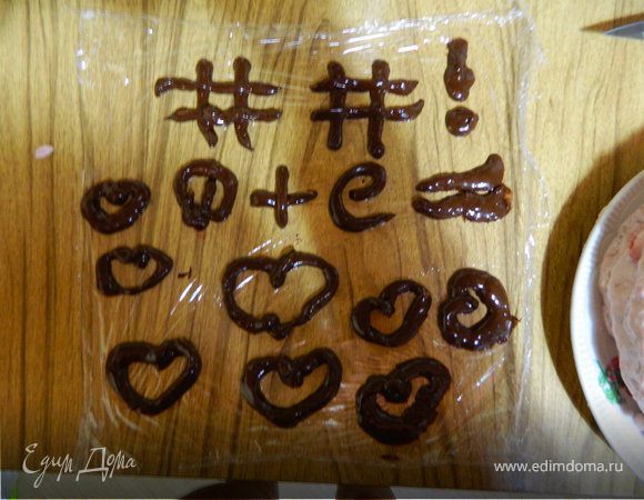 Также я взяла шоколад, на паровой бане растопила, вылила в полиэтиленовый пакет, и выдавила вот такие фигурки.Очень мило=))