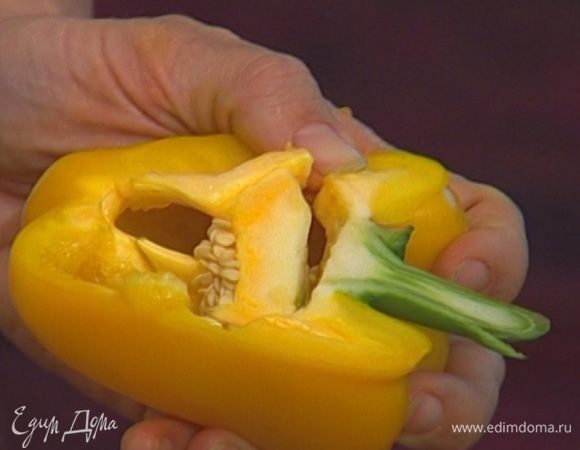 Сладкий перец, удалив плодоножку с семенами, нарезать небольшими кубиками.