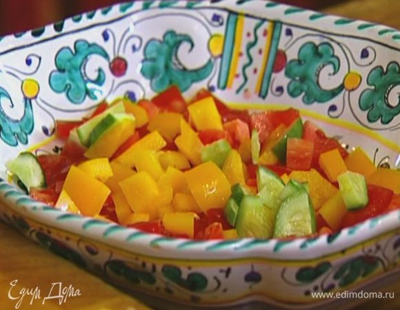 Помидоры и огурец нарезать небольшими кубиками.