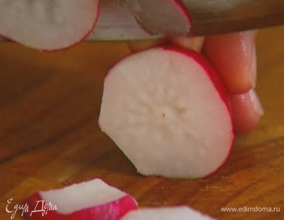 Редиску почистить и нарезать тонкими кружками. 