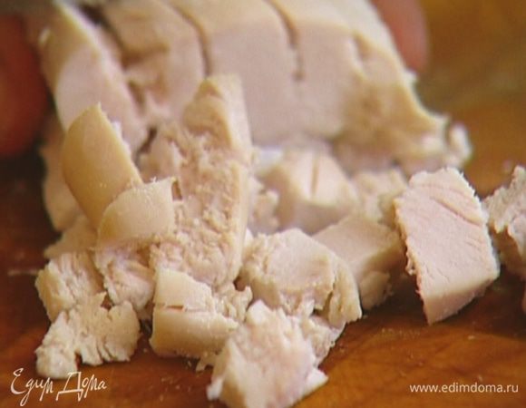 Куриную грудку отварить, затем остудить и нарезать небольшими кусочками.