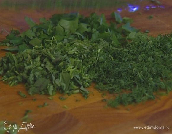 Зелень мелко порубить.