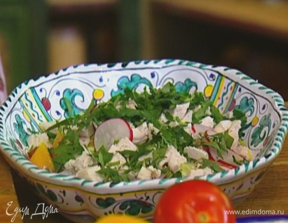 Выложить помидоры, перец, огурцы, редиску, куриное мясо и зелень на блюдо, все перемешать.