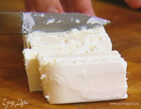 Фету нарезать маленькими кубиками и добавить в салат.