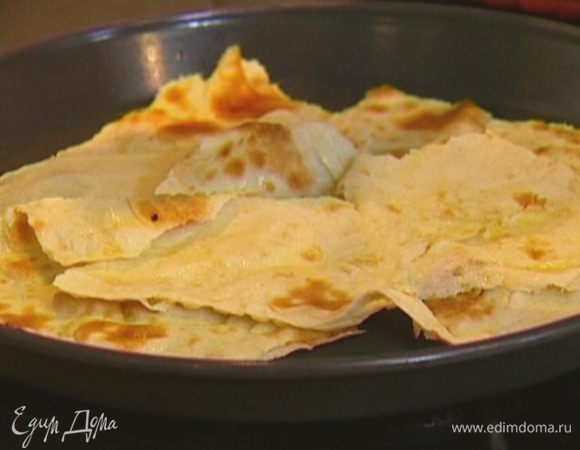 Лаваш смазать 1 ст. ложкой оливкового масла, порвать на неровные, довольно крупные куски и выложить на противень. Отправить в разогретую духовку на 2–3 минуты.