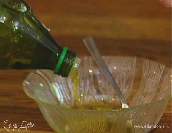 Приготовить заправку: чеснок почистить и растереть вместе с солью, а затем перемешать с молотым перцем, бальзамическим уксусом и оставшимся оливковым маслом. 