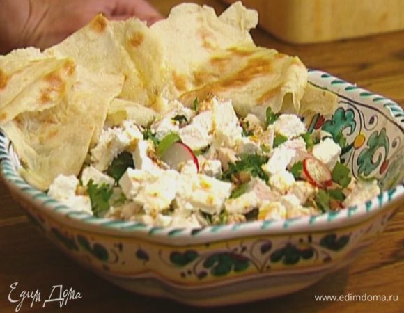 Заправить салат и подавать с подсушенным лавашем.