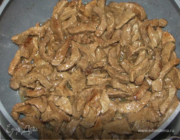 Очень важно взять хороший свежий кусок мяса. Если это будет лопатка или крестец, то мясо приготовится достаточно быстро и будет нежным. Мясо очистить от прожилок, нарезать на кусочки и обжарить в масле на сильном огне до золотистого цвета.