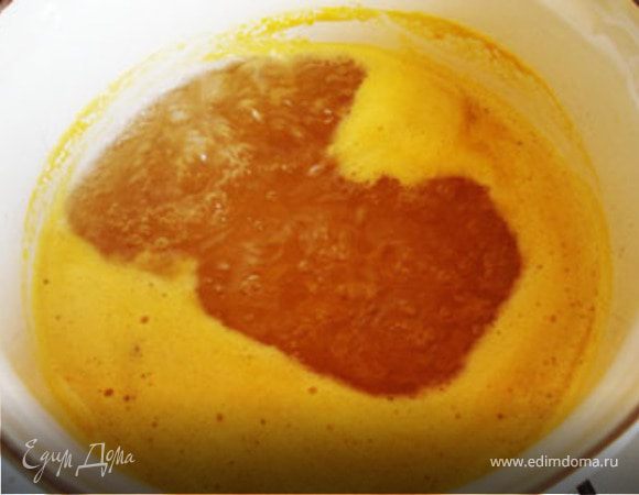 Из сока апельсина, воды, сахара и гвоздики варим сироп. Провариваем 10 минут.