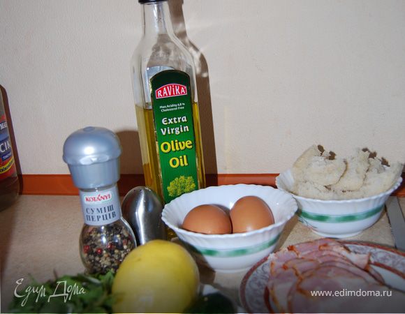 Подготовить все продукты: руколу вымыть, обсушить, хлеб очистить от корок и порвать на кусочки, грудинку порезать, сыр натереть(тертый сыр забыла добавить к натюрморту, к сожалению :-) заметила только когда посыпать начала)
