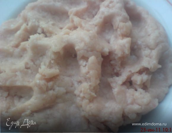 Мясо курицы перемолоть.