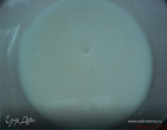 Манку и молоко смешать, дать разбухнуть.