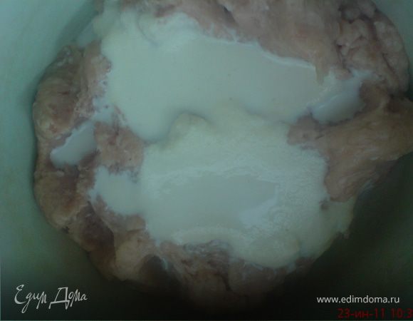 Соединить разбухшую манку и фарш.