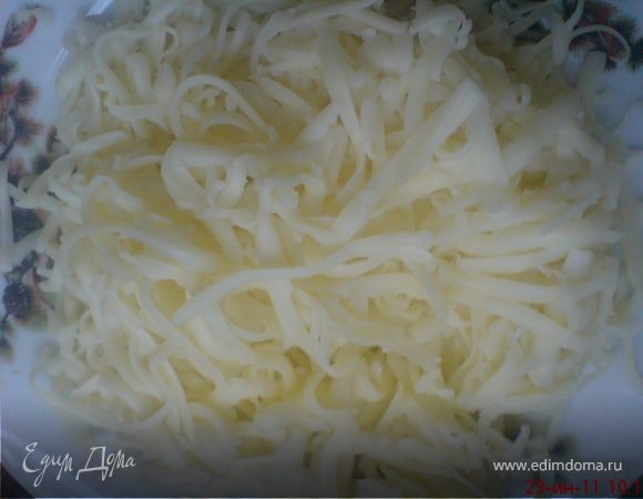 Сыр натереть на крупной тёрке.