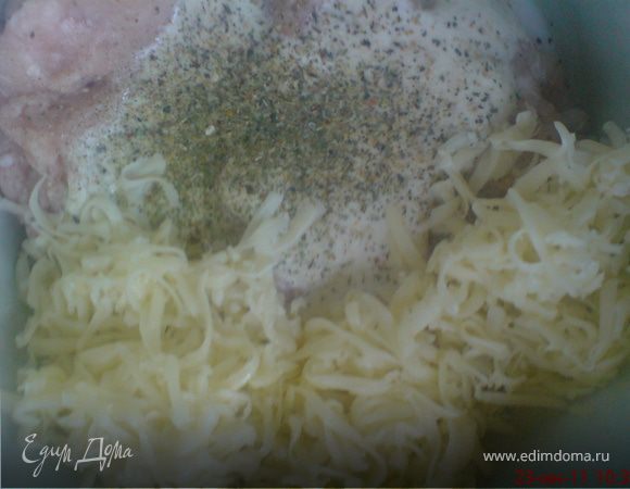 Добавить фарш, сыр, и специи, посолить по вкусу