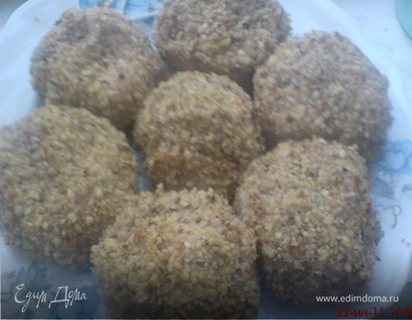 Сформовать котлеты, обвалять в орехах.
