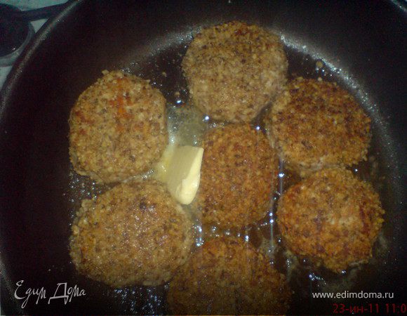 Жарить на оливковом масле до румяной корочки, в конце добавить кусочек сливочного масла