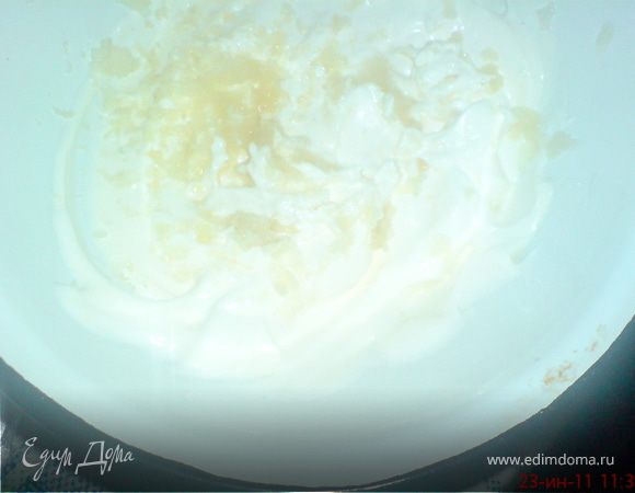 Для соуса смешать сметану, майонез и давленный чеснок, посолить