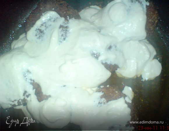 На готовые котлеты выложить соус, тушить на слабом огне 5-10 минут.